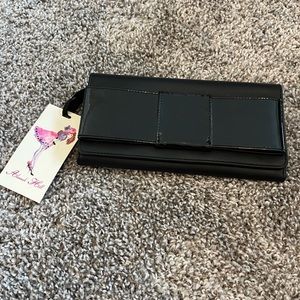 Alanna hill wallet nwt leather stunning